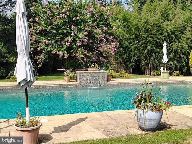 28 WEDGE DR, Hamilton, NJ 08610