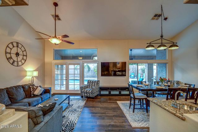 1676 E GLENHAVEN Drive, Phoenix, AZ 85048