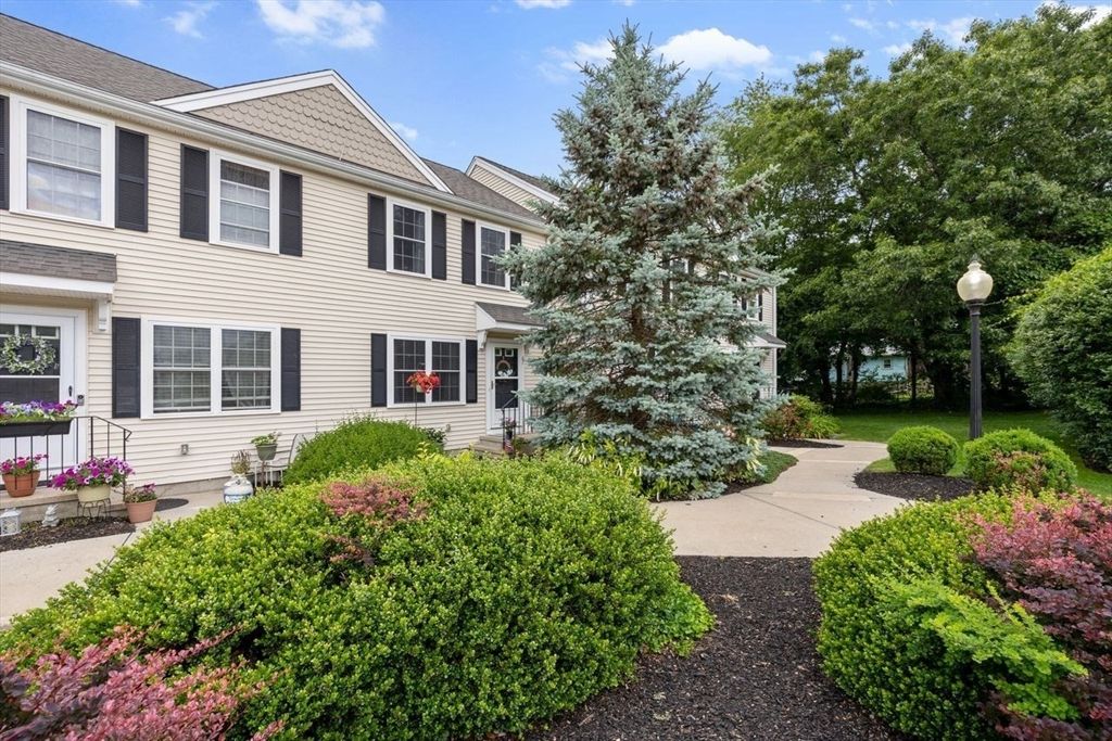 67 Boxberry Ln 67, Rockland, MA 02370