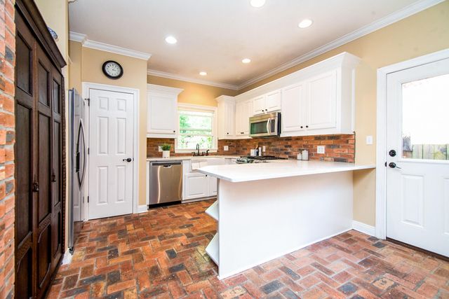 10 Moss Point, Hattiesburg, MS 39402