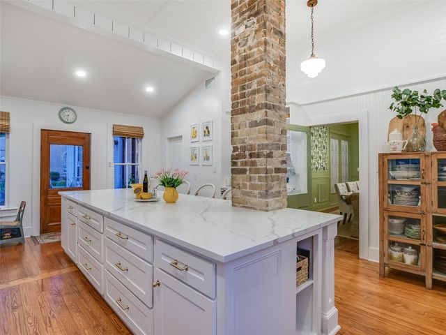 107 NE 4th ST, Smithville, TX 78957
