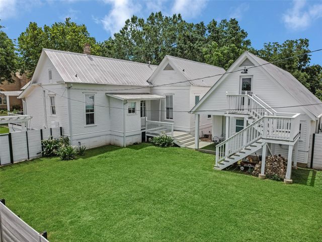 107 NE 4th ST, Smithville, TX 78957