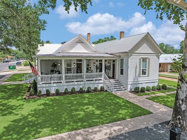 107 NE 4th ST, Smithville, TX 78957