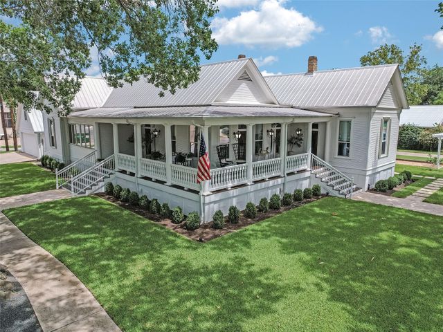 107 NE 4th ST, Smithville, TX 78957