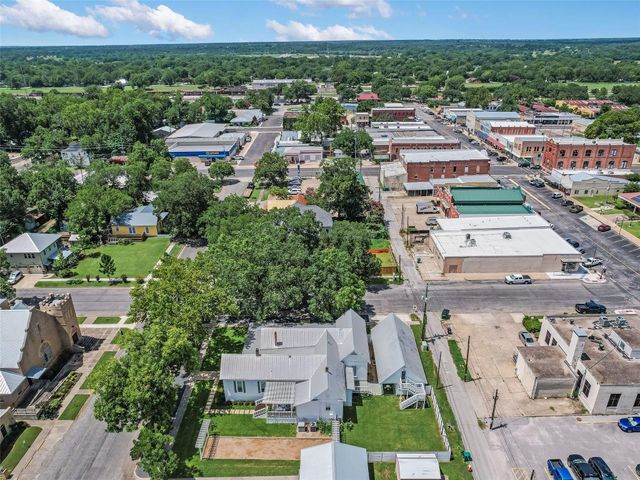 107 NE 4th ST, Smithville, TX 78957