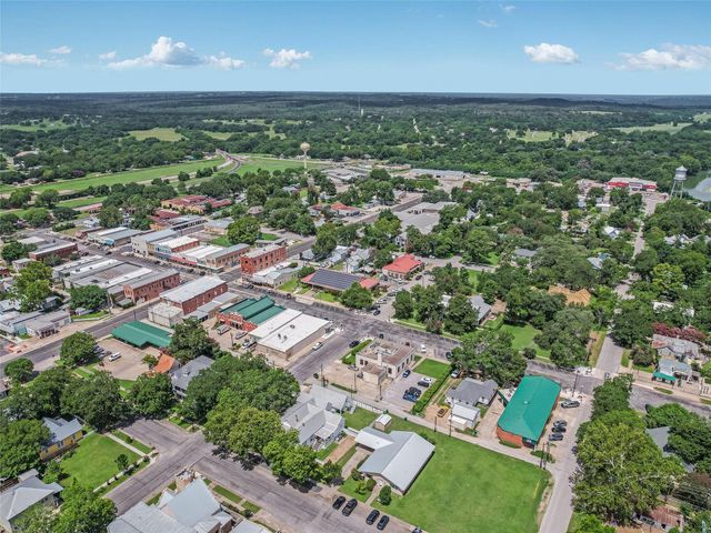 107 NE 4th ST, Smithville, TX 78957