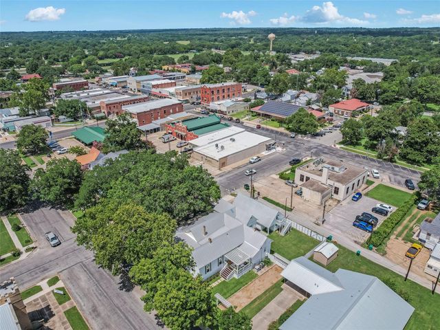 107 NE 4th ST, Smithville, TX 78957