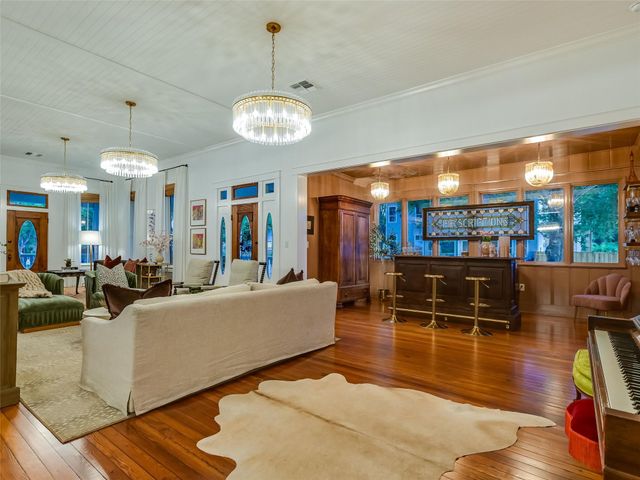 107 NE 4th ST, Smithville, TX 78957