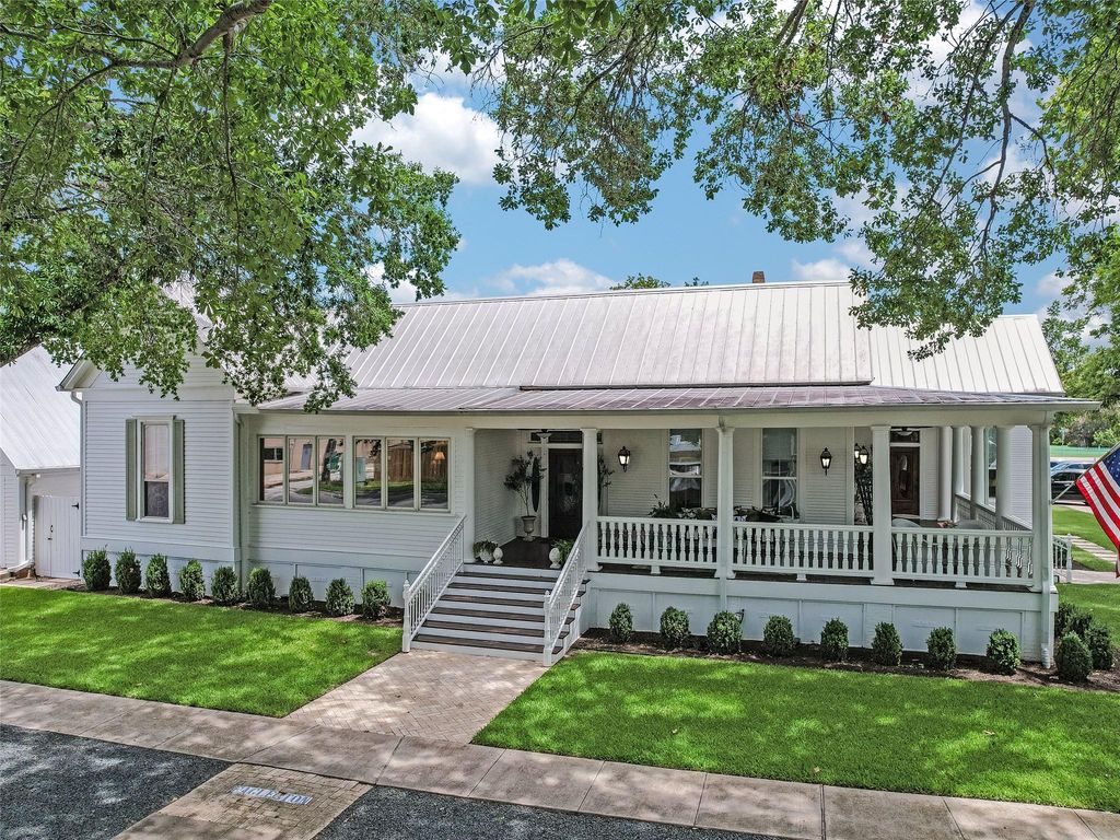 107 NE 4th ST, Smithville, TX 78957