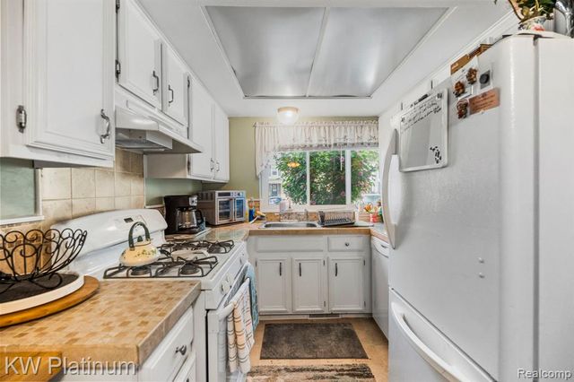 37619 Charter Oaks Boulevard, Clinton Township, MI 48036