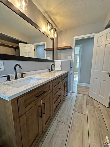 1731 SW Randolph AVE, Topeka, KS 66604