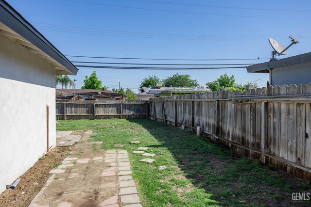 1112 San Vicente Drive, Bakersfield, CA 93307