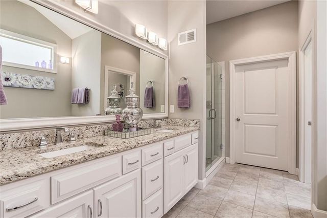 19616 W 100th Terrace, Lenexa, KS 66220