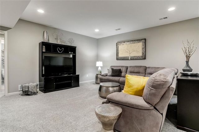 19616 W 100th Terrace, Lenexa, KS 66220
