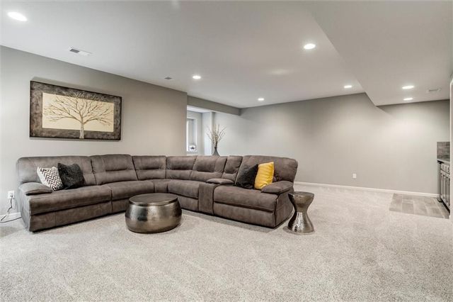 19616 W 100th Terrace, Lenexa, KS 66220