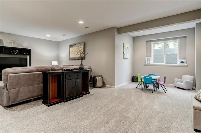 19616 W 100th Terrace, Lenexa, KS 66220