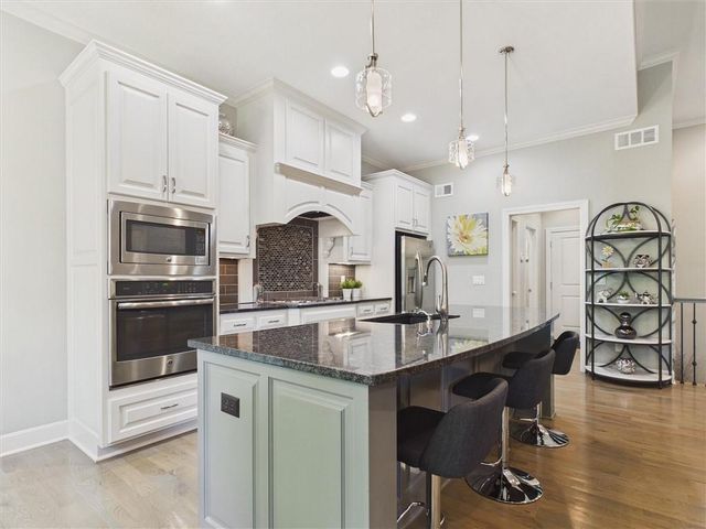 19616 W 100th Terrace, Lenexa, KS 66220