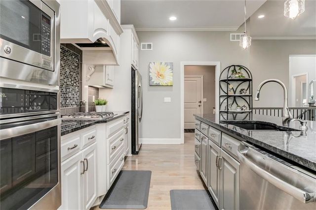 19616 W 100th Terrace, Lenexa, KS 66220