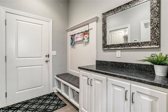 19616 W 100th Terrace, Lenexa, KS 66220