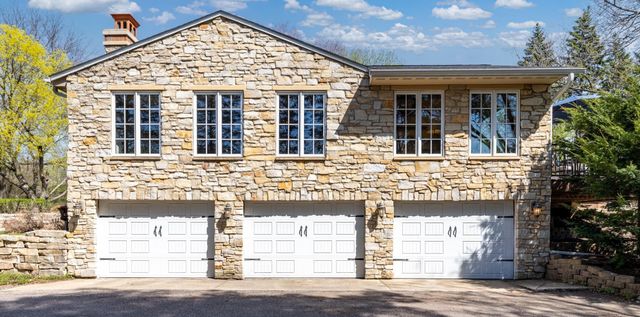 994 Wagon Wheel Trail, Mendota Heights, MN 55120