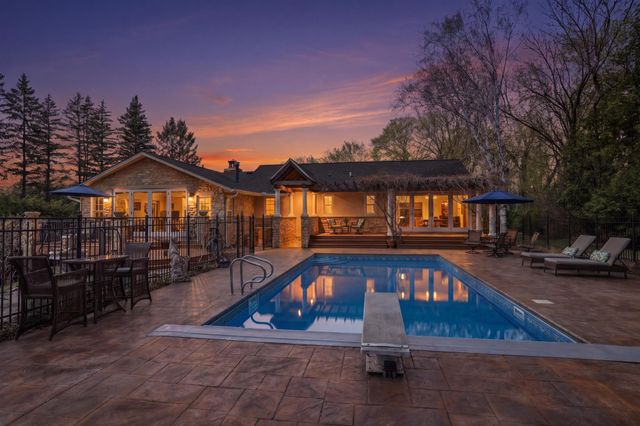 994 Wagon Wheel Trail, Mendota Heights, MN 55120