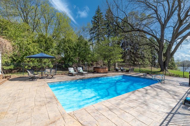 994 Wagon Wheel Trail, Mendota Heights, MN 55120