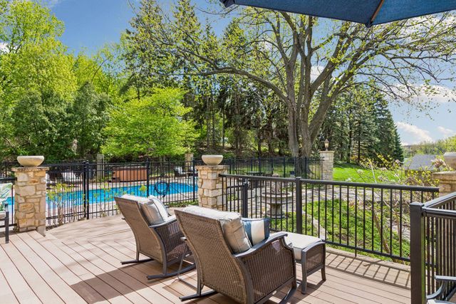 994 Wagon Wheel Trail, Mendota Heights, MN 55120