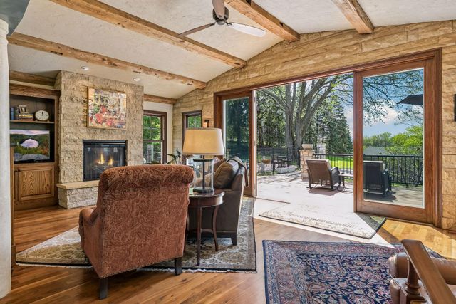 994 Wagon Wheel Trail, Mendota Heights, MN 55120