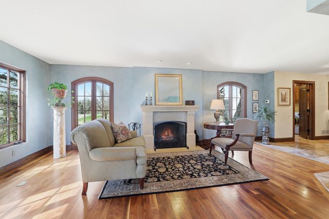 994 Wagon Wheel Trail, Mendota Heights, MN 55120
