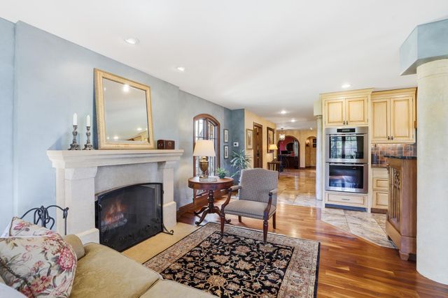 994 Wagon Wheel Trail, Mendota Heights, MN 55120