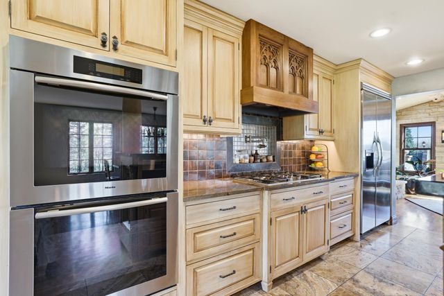 994 Wagon Wheel Trail, Mendota Heights, MN 55120