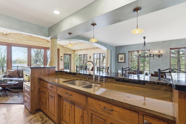 994 Wagon Wheel Trail, Mendota Heights, MN 55120
