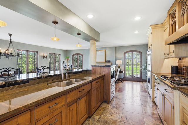 994 Wagon Wheel Trail, Mendota Heights, MN 55120