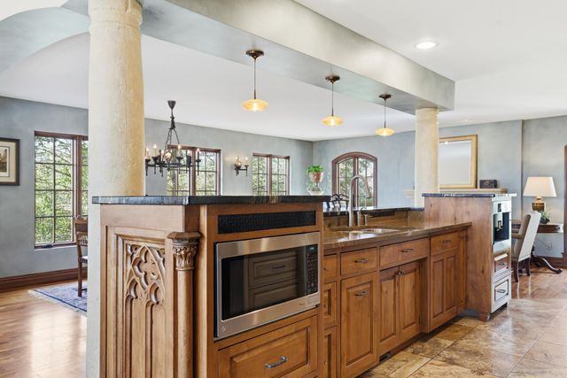 994 Wagon Wheel Trail, Mendota Heights, MN 55120
