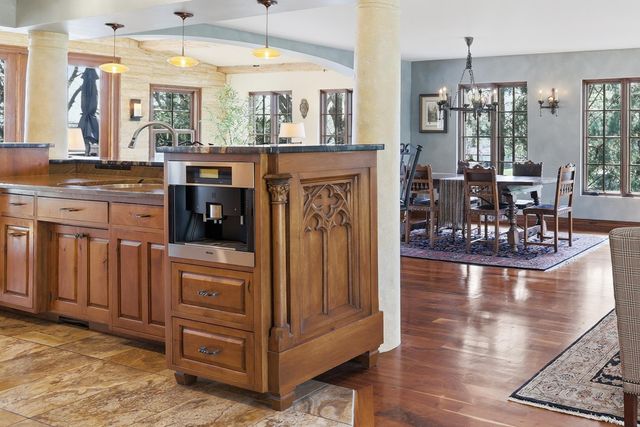 994 Wagon Wheel Trail, Mendota Heights, MN 55120