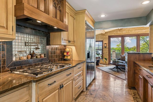 994 Wagon Wheel Trail, Mendota Heights, MN 55120