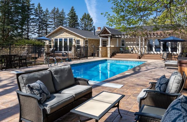 994 Wagon Wheel Trail, Mendota Heights, MN 55120