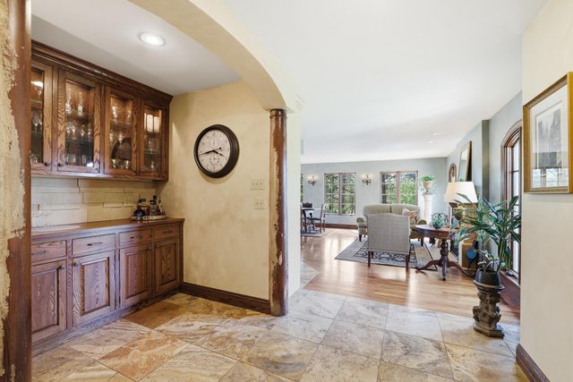 994 Wagon Wheel Trail, Mendota Heights, MN 55120
