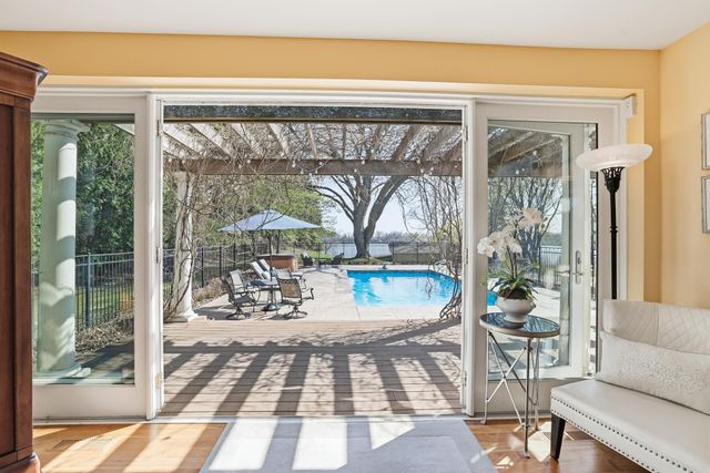 994 Wagon Wheel Trail, Mendota Heights, MN 55120