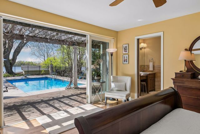 994 Wagon Wheel Trail, Mendota Heights, MN 55120