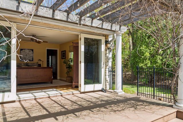 994 Wagon Wheel Trail, Mendota Heights, MN 55120