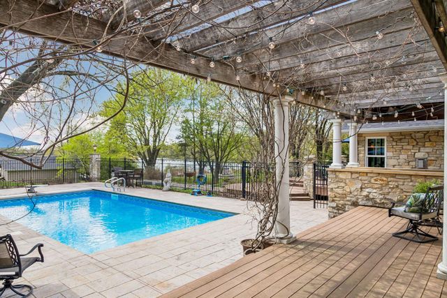 994 Wagon Wheel Trail, Mendota Heights, MN 55120