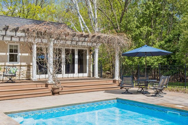 994 Wagon Wheel Trail, Mendota Heights, MN 55120