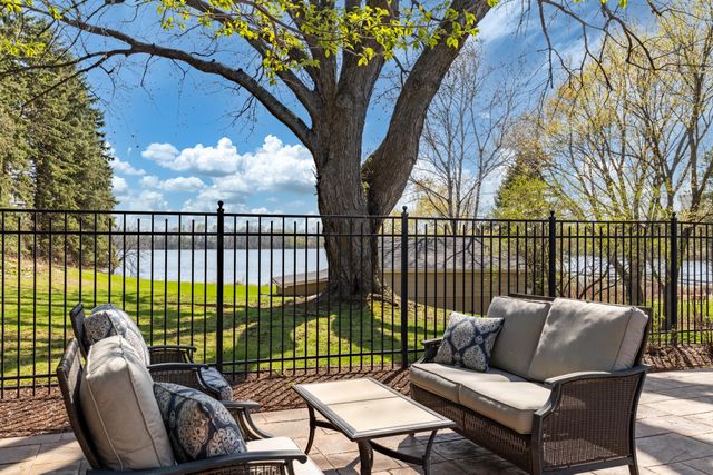 994 Wagon Wheel Trail, Mendota Heights, MN 55120