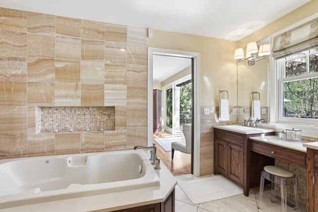 994 Wagon Wheel Trail, Mendota Heights, MN 55120