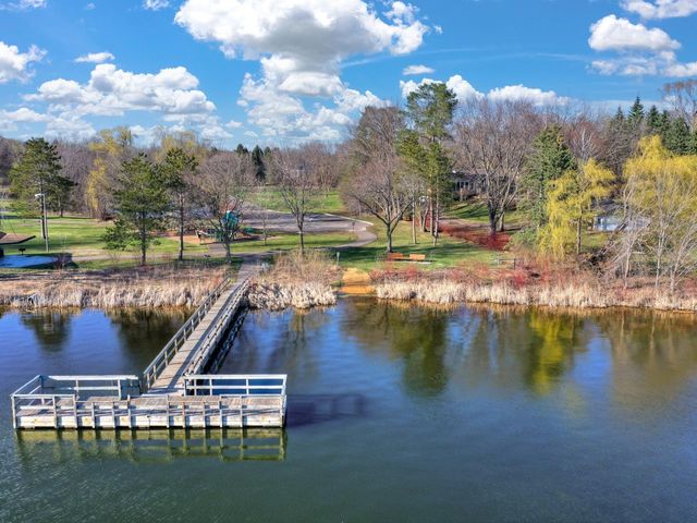 994 Wagon Wheel Trail, Mendota Heights, MN 55120