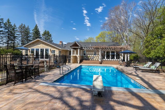 994 Wagon Wheel Trail, Mendota Heights, MN 55120