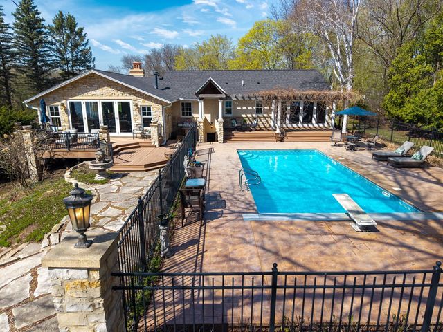 994 Wagon Wheel Trail, Mendota Heights, MN 55120