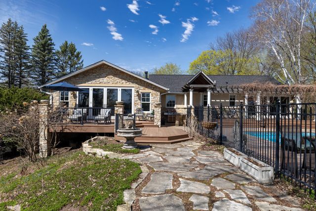 994 Wagon Wheel Trail, Mendota Heights, MN 55120