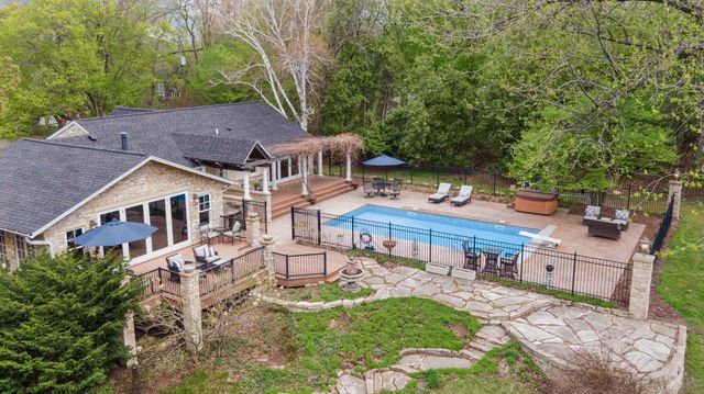 994 Wagon Wheel Trail, Mendota Heights, MN 55120
